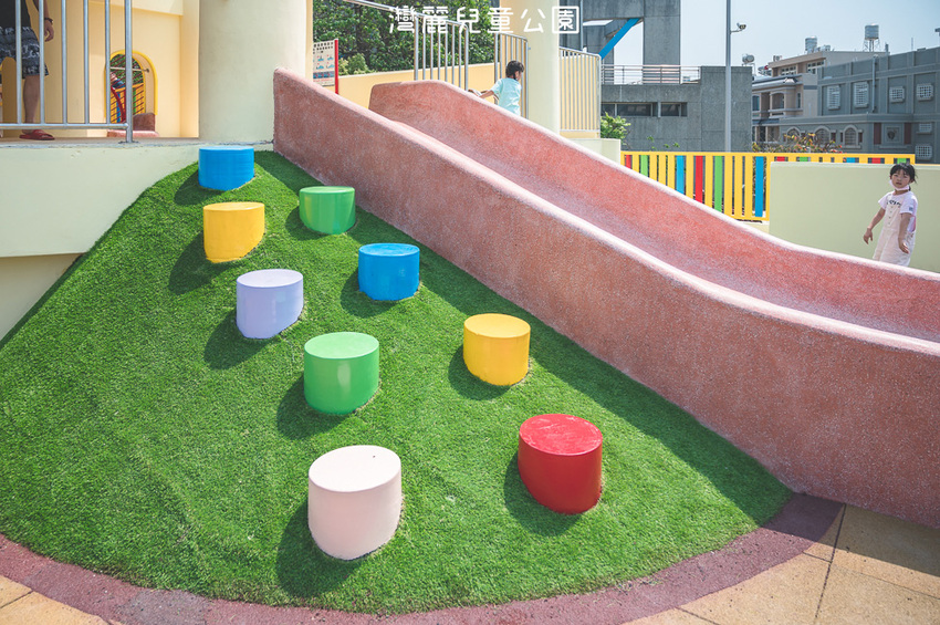 ｜特色公園｜灣麗親子公園，斗笠造型石子溜滑梯、攀爬天空隧道、隱藏在圓樓底下的沙坑，孩子玩瘋啦 - Hallo！Im 婷兒