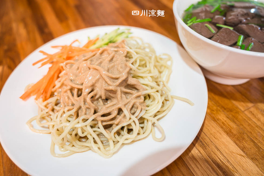 ｜特色公園｜灣麗親子公園，斗笠造型石子溜滑梯、攀爬天空隧道、隱藏在圓樓底下的沙坑，孩子玩瘋啦 - Hallo！Im 婷兒