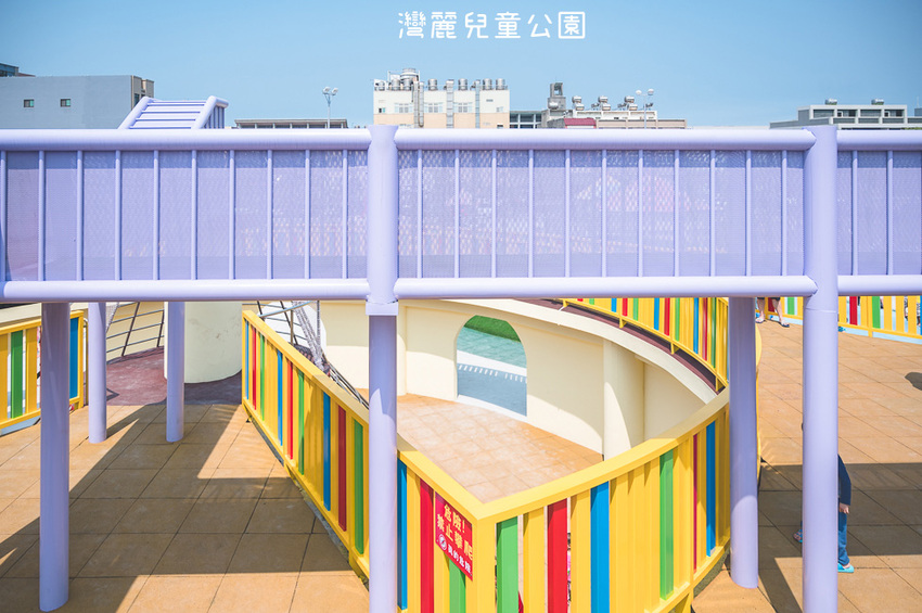 ｜特色公園｜灣麗親子公園，斗笠造型石子溜滑梯、攀爬天空隧道、隱藏在圓樓底下的沙坑，孩子玩瘋啦 - Hallo！Im 婷兒