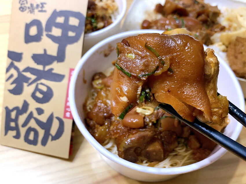 這間無菜單料理很厲害，8道精緻日本料理好吃有質感，紅蟳滿滿的蟹膏很威，當月壽星送生魚片蛋糕