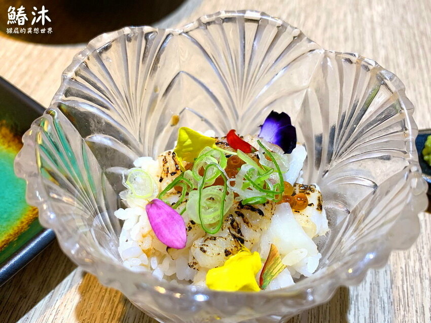 這間無菜單料理很厲害,8道精緻日本料理好吃有質感,紅蟳滿滿的蟹膏很威,當月壽星送生魚片蛋糕