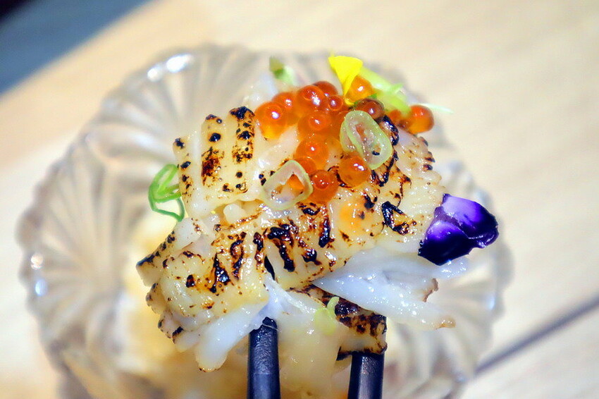 這間無菜單料理很厲害,8道精緻日本料理好吃有質感,紅蟳滿滿的蟹膏很威,當月壽星送生魚片蛋糕