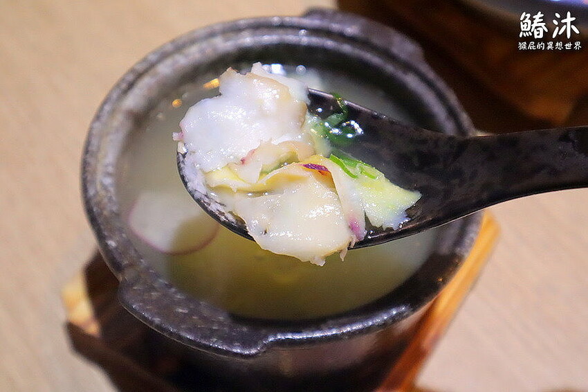 這間無菜單料理很厲害,8道精緻日本料理好吃有質感,紅蟳滿滿的蟹膏很威,當月壽星送生魚片蛋糕