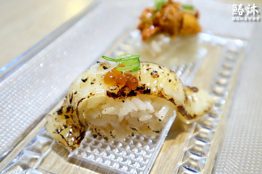 這間無菜單料理很厲害,8道精緻日本料理好吃有質感,紅蟳滿滿的蟹膏很威,當月壽星送生魚片蛋糕