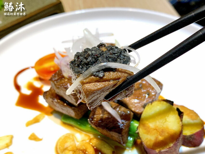 這間無菜單料理很厲害,8道精緻日本料理好吃有質感,紅蟳滿滿的蟹膏很威,當月壽星送生魚片蛋糕