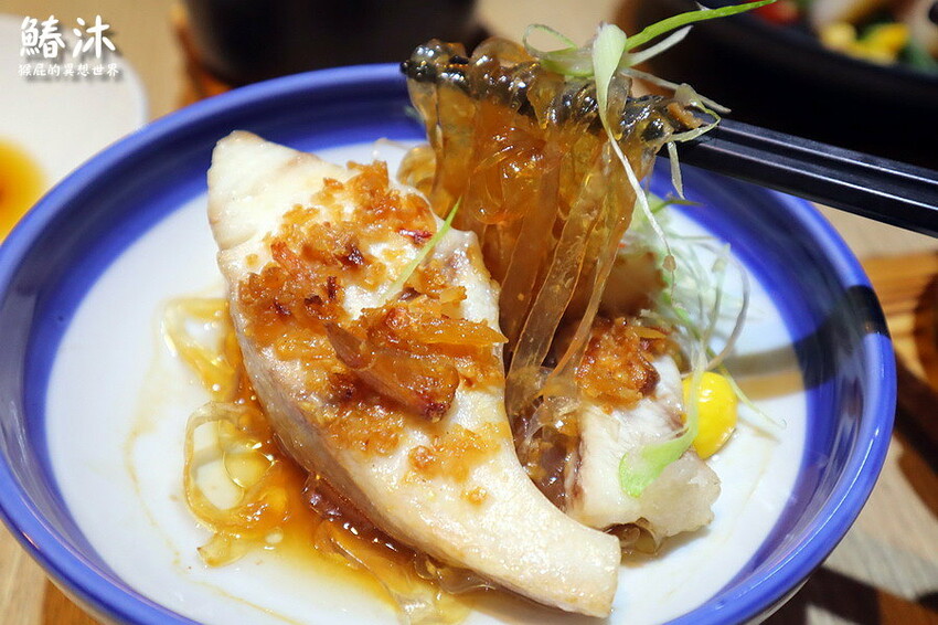 這間無菜單料理很厲害,8道精緻日本料理好吃有質感,紅蟳滿滿的蟹膏很威,當月壽星送生魚片蛋糕