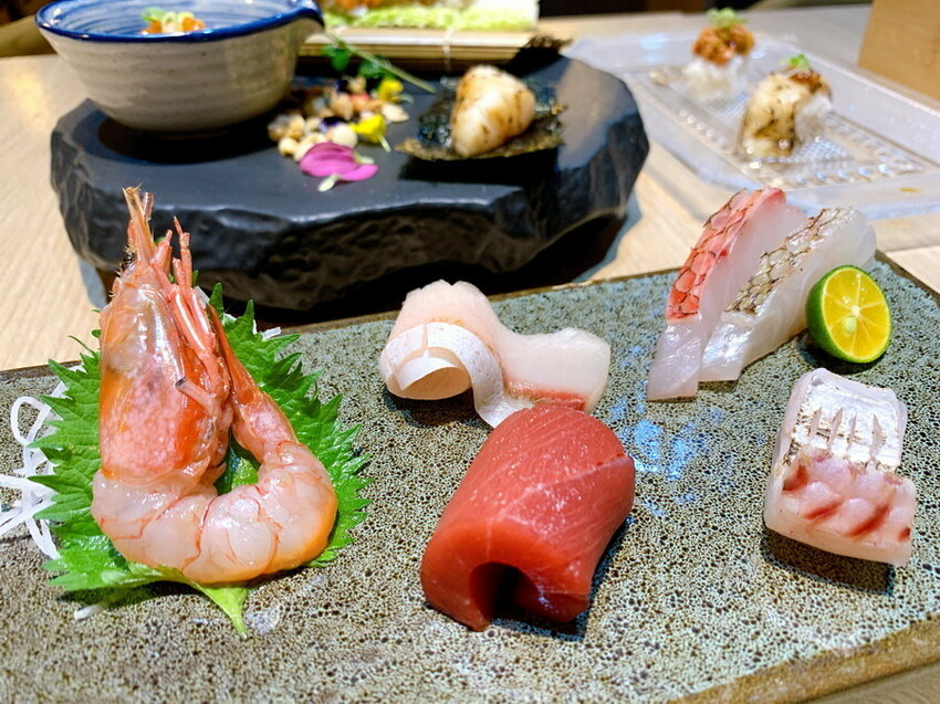 這間無菜單料理很厲害,8道精緻日本料理好吃有質感,紅蟳滿滿的蟹膏很威,當月壽星送生魚片蛋糕