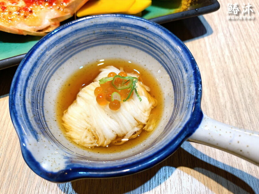 這間無菜單料理很厲害,8道精緻日本料理好吃有質感,紅蟳滿滿的蟹膏很威,當月壽星送生魚片蛋糕