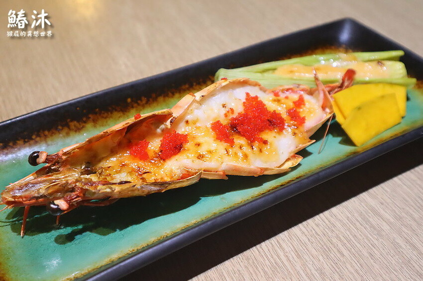 這間無菜單料理很厲害,8道精緻日本料理好吃有質感,紅蟳滿滿的蟹膏很威,當月壽星送生魚片蛋糕