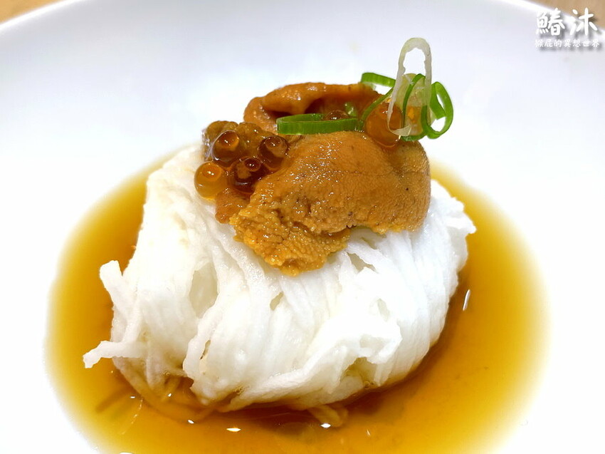 這間無菜單料理很厲害,8道精緻日本料理好吃有質感,紅蟳滿滿的蟹膏很威,當月壽星送生魚片蛋糕