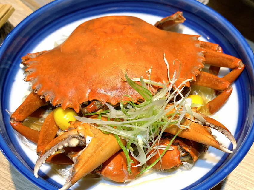 這間無菜單料理很厲害,8道精緻日本料理好吃有質感,紅蟳滿滿的蟹膏很威,當月壽星送生魚片蛋糕