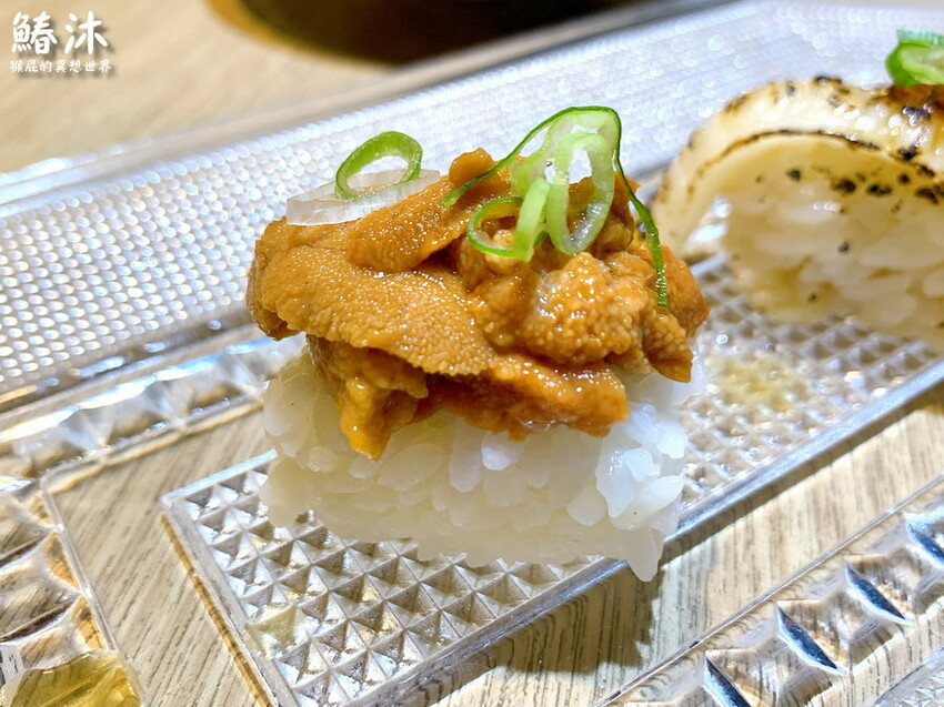 這間無菜單料理很厲害,8道精緻日本料理好吃有質感,紅蟳滿滿的蟹膏很威,當月壽星送生魚片蛋糕