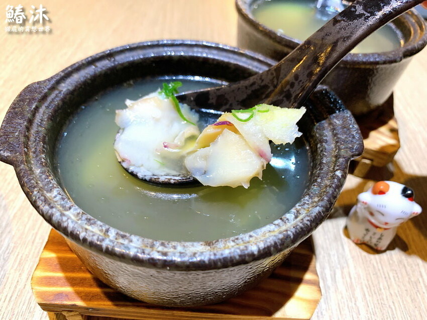 這間無菜單料理很厲害,8道精緻日本料理好吃有質感,紅蟳滿滿的蟹膏很威,當月壽星送生魚片蛋糕