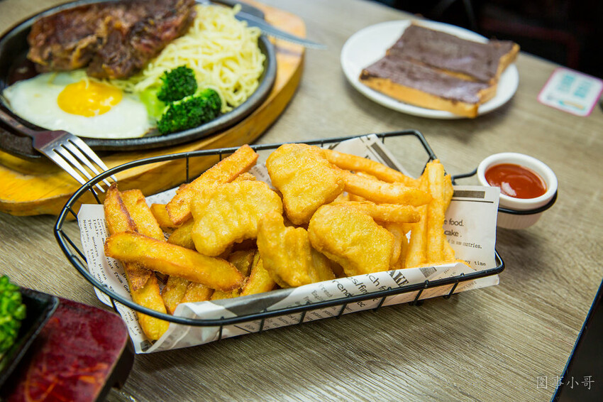 桃園平鎮牛排館推薦-南豐路上的紅吱吱牛排，好吃不貴的各式排餐讓店裡總是客人滿滿呢！（邀約 @圍事小哥的幸福相框