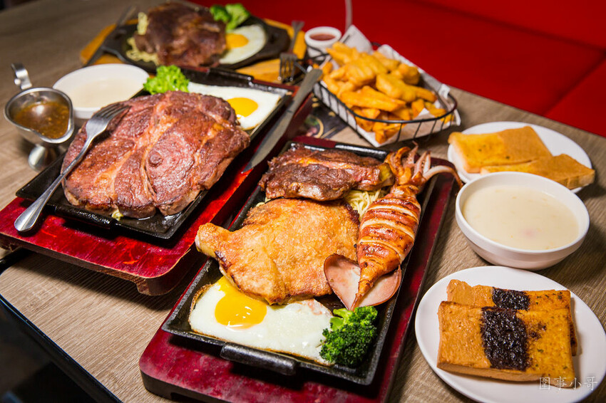 桃園平鎮牛排館推薦-南豐路上的紅吱吱牛排，好吃不貴的各式排餐讓店裡總是客人滿滿呢！（邀約 @圍事小哥的幸福相框