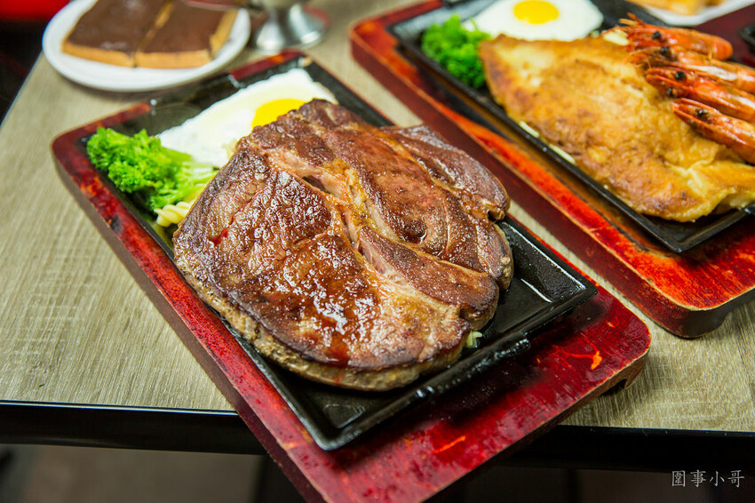 桃園平鎮牛排館推薦-南豐路上的紅吱吱牛排，好吃不貴的各式排餐讓店裡總是客人滿滿呢！（邀約 @圍事小哥的幸福相框