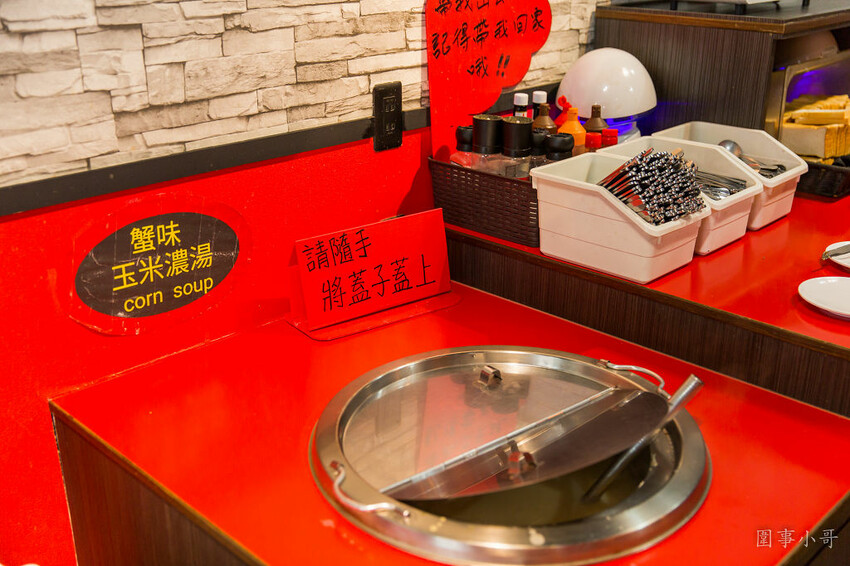 桃園平鎮牛排館推薦-南豐路上的紅吱吱牛排，好吃不貴的各式排餐讓店裡總是客人滿滿呢！（邀約 @圍事小哥的幸福相框