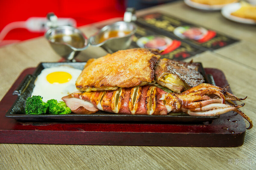 桃園平鎮牛排館推薦-南豐路上的紅吱吱牛排，好吃不貴的各式排餐讓店裡總是客人滿滿呢！（邀約 @圍事小哥的幸福相框