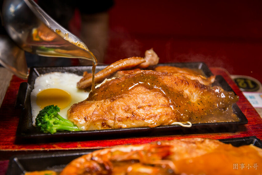 桃園平鎮牛排館推薦-南豐路上的紅吱吱牛排，好吃不貴的各式排餐讓店裡總是客人滿滿呢！（邀約 @圍事小哥的幸福相框