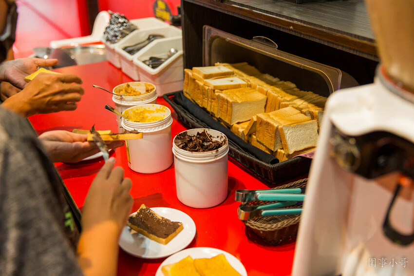 桃園平鎮牛排館推薦-南豐路上的紅吱吱牛排，好吃不貴的各式排餐讓店裡總是客人滿滿呢！（邀約 @圍事小哥的幸福相框