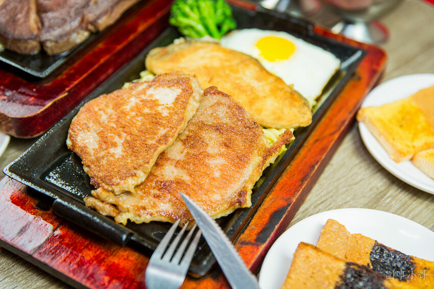 桃園平鎮牛排館推薦-南豐路上的紅吱吱牛排，好吃不貴的各式排餐讓店裡總是客人滿滿呢！（邀約 @圍事小哥的幸福相框