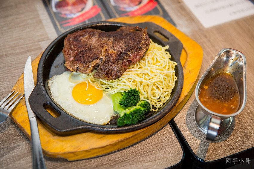 桃園平鎮牛排館推薦-南豐路上的紅吱吱牛排，好吃不貴的各式排餐讓店裡總是客人滿滿呢！（邀約 @圍事小哥的幸福相框