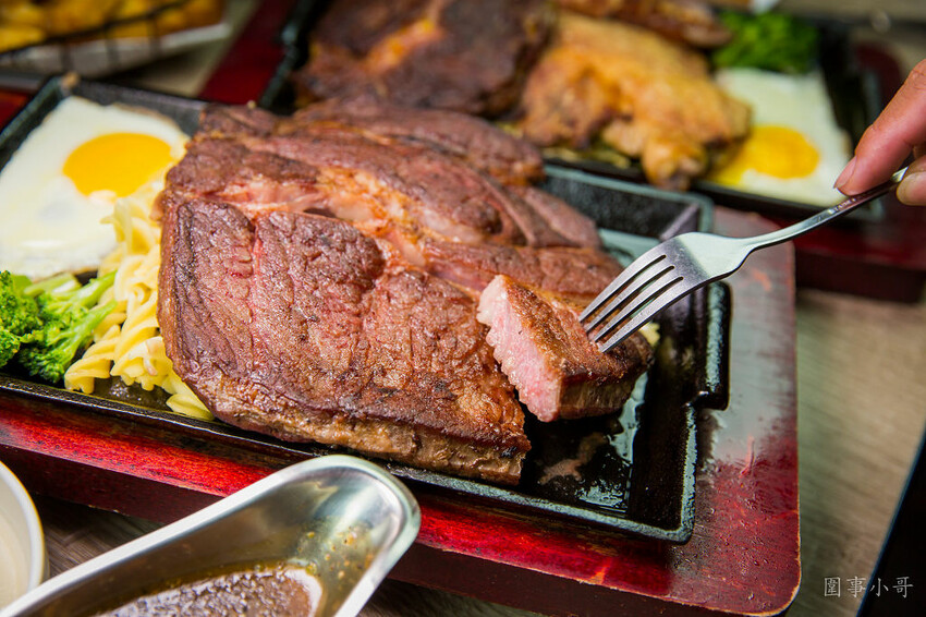 桃園平鎮牛排館推薦-南豐路上的紅吱吱牛排，好吃不貴的各式排餐讓店裡總是客人滿滿呢！（邀約 @圍事小哥的幸福相框