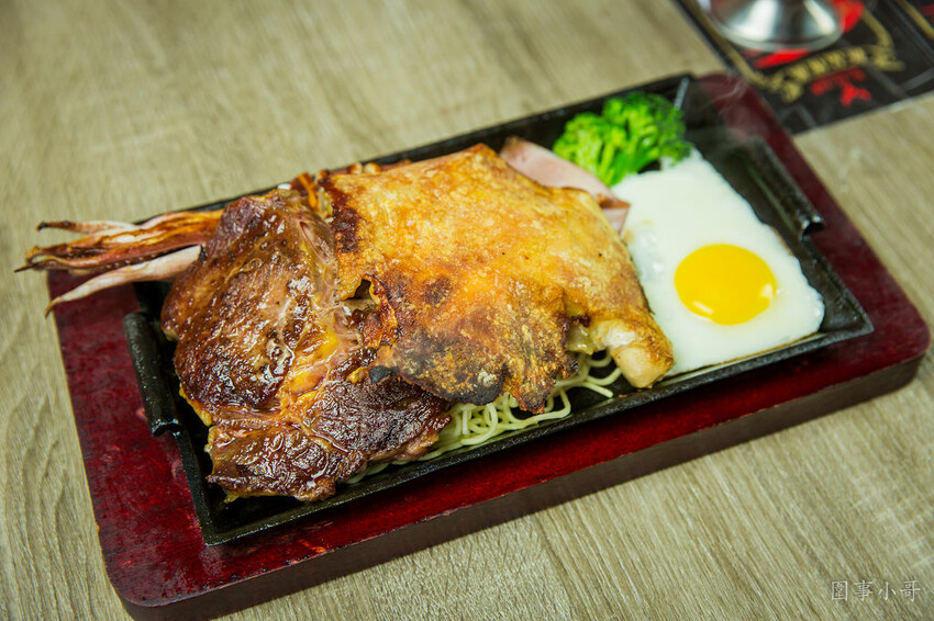 桃園平鎮牛排館推薦-南豐路上的紅吱吱牛排，好吃不貴的各式排餐讓店裡總是客人滿滿呢！（邀約 @圍事小哥的幸福相框