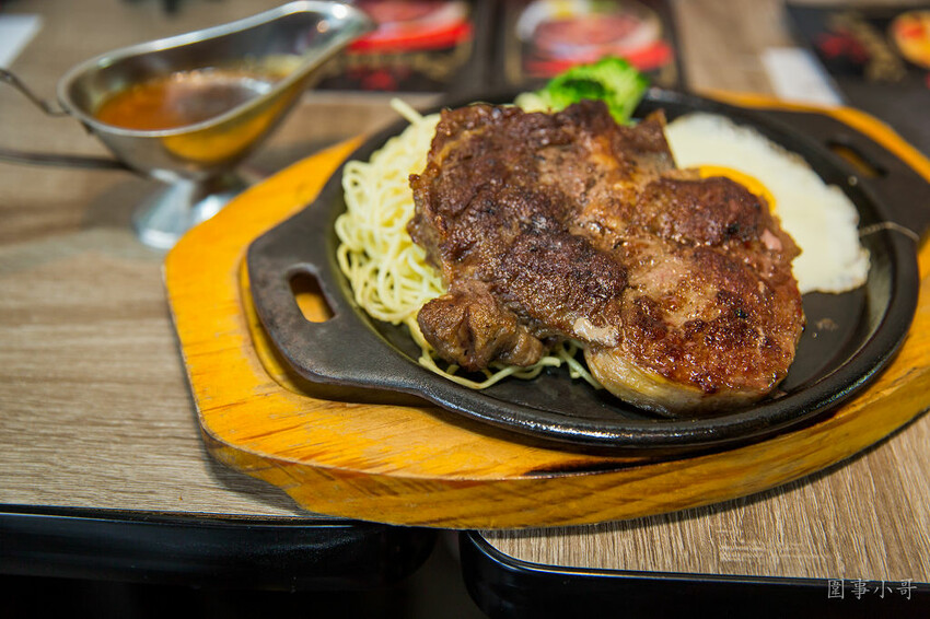 桃園平鎮牛排館推薦-南豐路上的紅吱吱牛排，好吃不貴的各式排餐讓店裡總是客人滿滿呢！（邀約 @圍事小哥的幸福相框