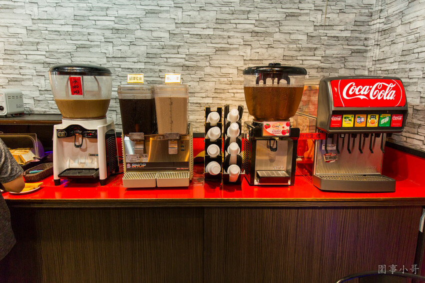 桃園平鎮牛排館推薦-南豐路上的紅吱吱牛排，好吃不貴的各式排餐讓店裡總是客人滿滿呢！（邀約 @圍事小哥的幸福相框