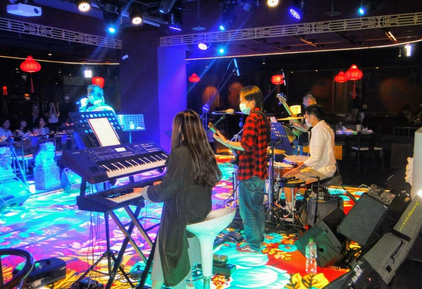 【美食】「隱世餐酒館The Arcadia Bistro」信義區餐酒館推薦，歌手駐唱好歡樂