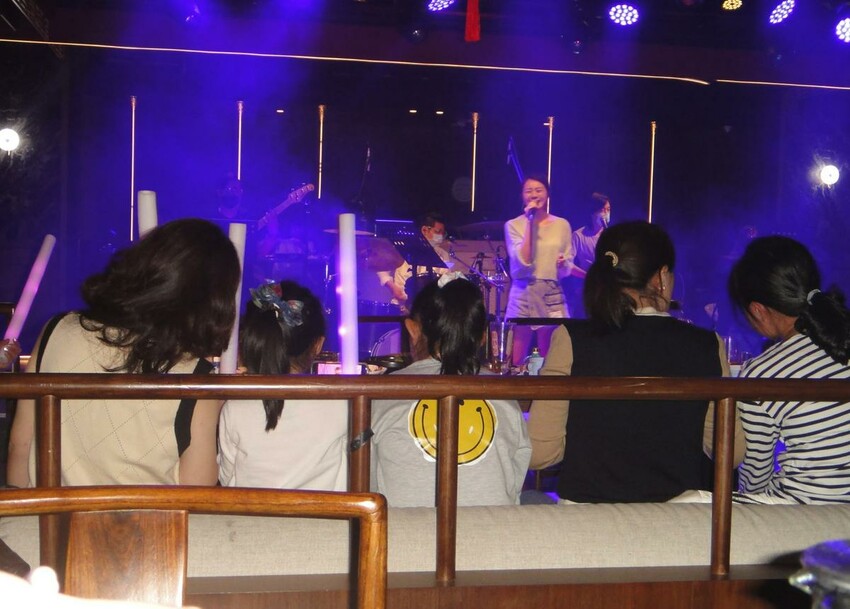 【美食】「隱世餐酒館The Arcadia Bistro」信義區餐酒館推薦，歌手駐唱好歡樂