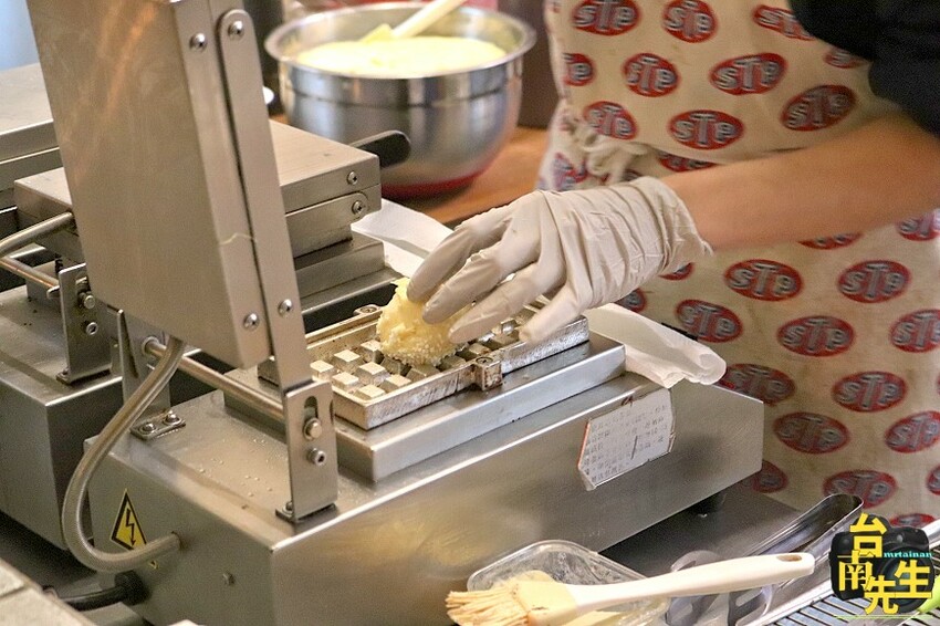 台南比利時鬆餅/隱身傳統市場內/嚴選原物料注重品質/一週只賣3天/晚上才營業只開4小時/限時限量晚來吃不到