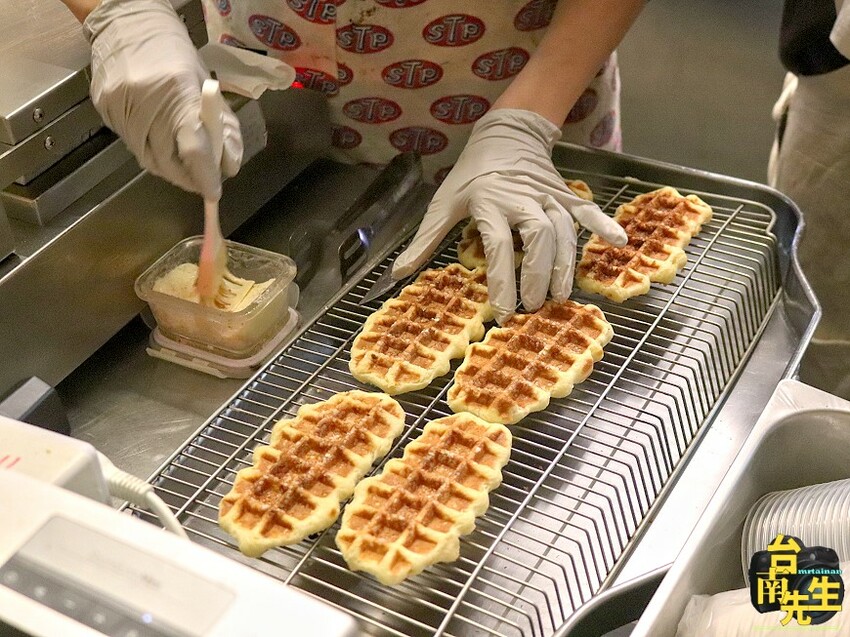 台南比利時鬆餅/隱身傳統市場內/嚴選原物料注重品質/一週只賣3天/晚上才營業只開4小時/限時限量晚來吃不到
