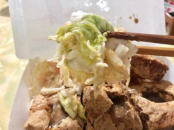 （三重臭豆腐）一起排隊吧！港式脆皮臭豆腐外酥內多汁 中華路排隊美食加辣更好吃－中華路港式臭豆腐（免排隊秘訣公開）