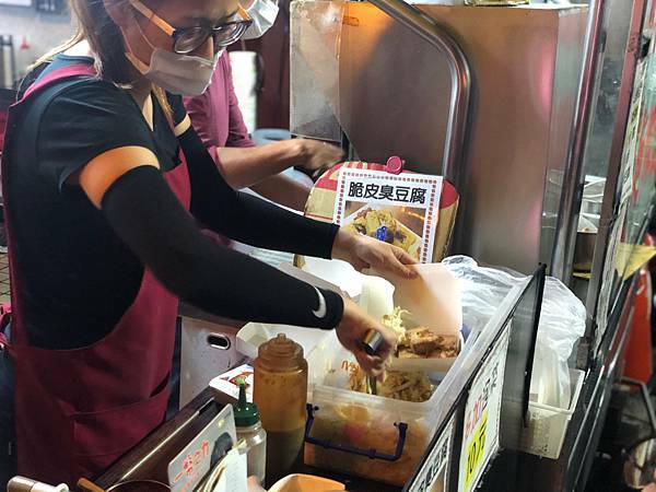 （三重臭豆腐）一起排隊吧！港式脆皮臭豆腐外酥內多汁 中華路排隊美食加辣更好吃－中華路港式臭豆腐（免排隊秘訣公開）