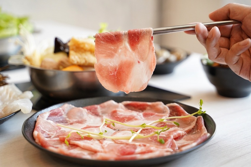 新開幕．網美大理石風平價鍋物推薦『深深蔓逸品鍋物』，異國風味湯頭多達26種選擇，自助吧應有盡有吃到飽，推薦升級三倍肉好滿足！ - 阿華田的美食日記