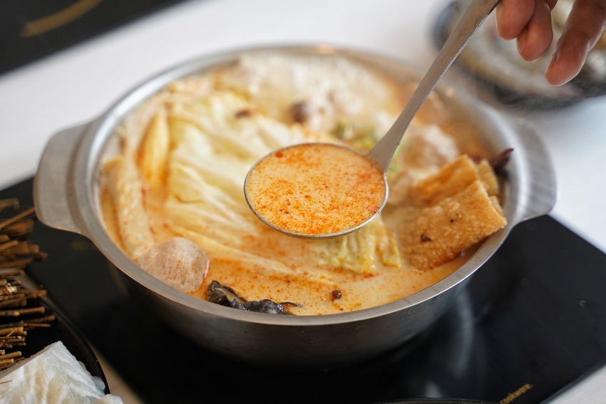 新開幕．網美大理石風平價鍋物推薦『深深蔓逸品鍋物』，異國風味湯頭多達26種選擇，自助吧應有盡有吃到飽，推薦升級三倍肉好滿足！ - 阿華田的美食日記