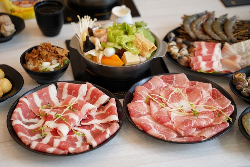 新開幕．網美大理石風平價鍋物推薦『深深蔓逸品鍋物』，異國風味湯頭多達26種選擇，自助吧應有盡有吃到飽，推薦升級三倍肉好滿足！ - 阿華田的美食日記