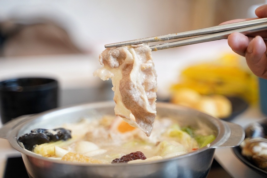 新開幕．網美大理石風平價鍋物推薦『深深蔓逸品鍋物』，異國風味湯頭多達26種選擇，自助吧應有盡有吃到飽，推薦升級三倍肉好滿足！ - 阿華田的美食日記