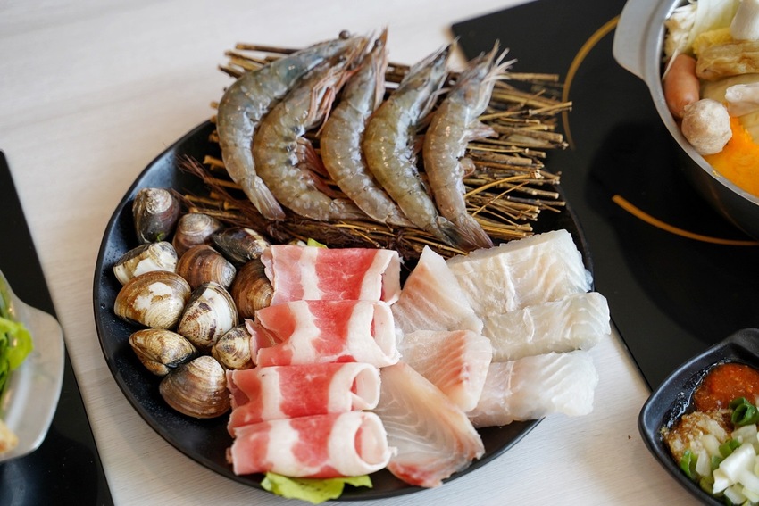 新開幕．網美大理石風平價鍋物推薦『深深蔓逸品鍋物』，異國風味湯頭多達26種選擇，自助吧應有盡有吃到飽，推薦升級三倍肉好滿足！ - 阿華田的美食日記