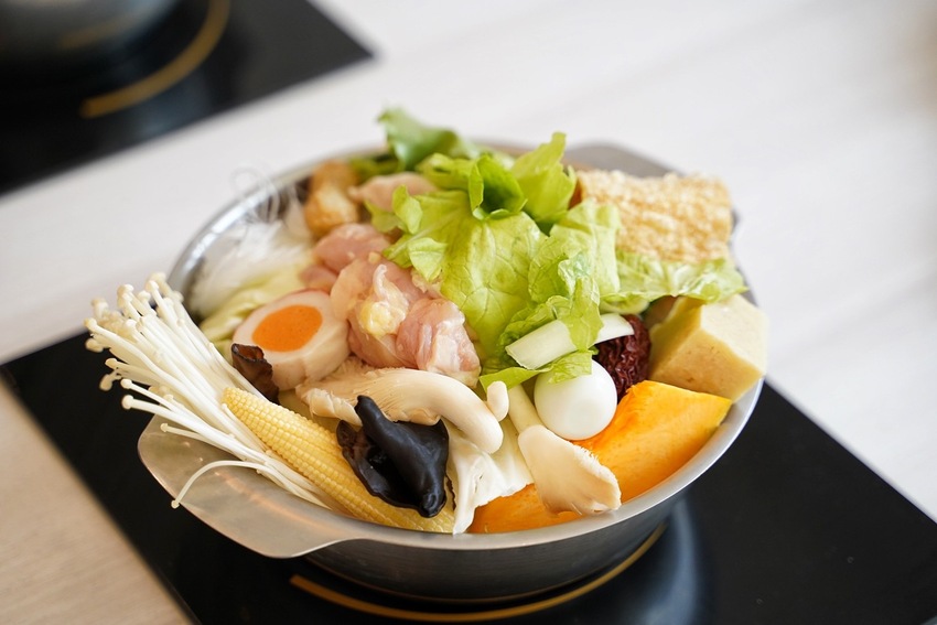 新開幕．網美大理石風平價鍋物推薦『深深蔓逸品鍋物』，異國風味湯頭多達26種選擇，自助吧應有盡有吃到飽，推薦升級三倍肉好滿足！ - 阿華田的美食日記