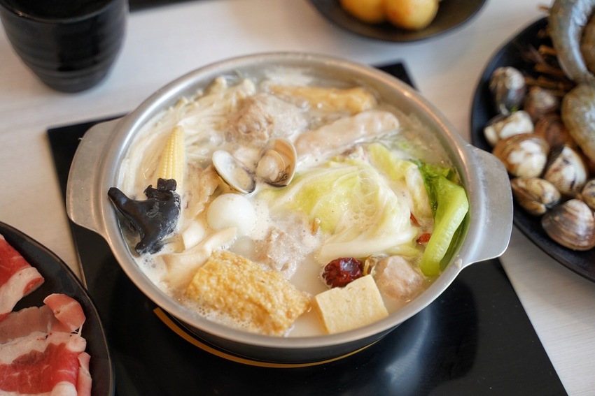 新開幕．網美大理石風平價鍋物推薦『深深蔓逸品鍋物』，異國風味湯頭多達26種選擇，自助吧應有盡有吃到飽，推薦升級三倍肉好滿足！ - 阿華田的美食日記