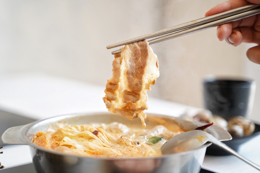 新開幕．網美大理石風平價鍋物推薦『深深蔓逸品鍋物』，異國風味湯頭多達26種選擇，自助吧應有盡有吃到飽，推薦升級三倍肉好滿足！ - 阿華田的美食日記