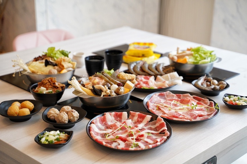 新開幕．網美大理石風平價鍋物推薦『深深蔓逸品鍋物』，異國風味湯頭多達26種選擇，自助吧應有盡有吃到飽，推薦升級三倍肉好滿足！ - 阿華田的美食日記