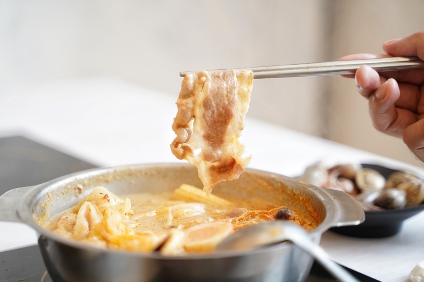 新開幕．網美大理石風平價鍋物推薦『深深蔓逸品鍋物』，異國風味湯頭多達26種選擇，自助吧應有盡有吃到飽，推薦升級三倍肉好滿足！ - 阿華田的美食日記