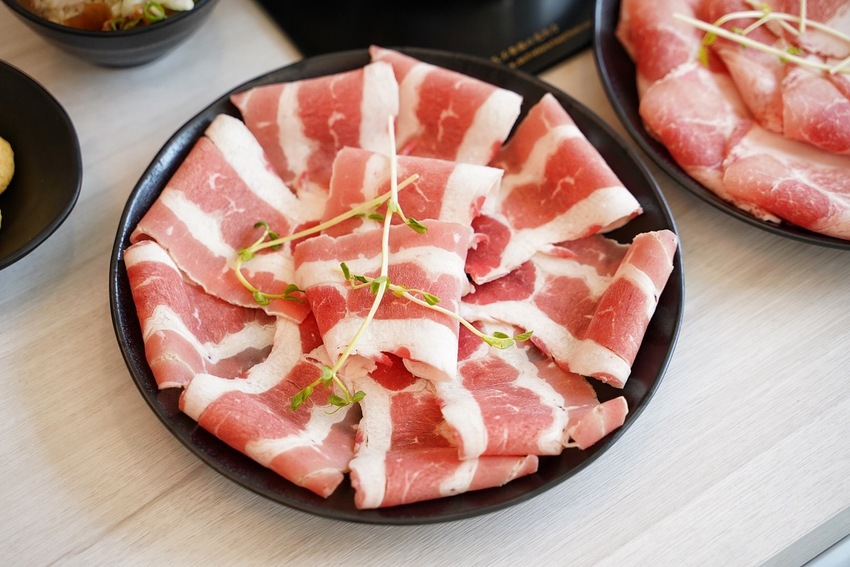 新開幕．網美大理石風平價鍋物推薦『深深蔓逸品鍋物』，異國風味湯頭多達26種選擇，自助吧應有盡有吃到飽，推薦升級三倍肉好滿足！ - 阿華田的美食日記