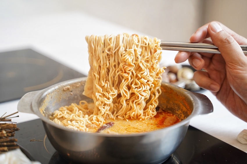 新開幕．網美大理石風平價鍋物推薦『深深蔓逸品鍋物』，異國風味湯頭多達26種選擇，自助吧應有盡有吃到飽，推薦升級三倍肉好滿足！ - 阿華田的美食日記