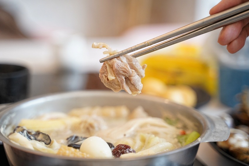 新開幕．網美大理石風平價鍋物推薦『深深蔓逸品鍋物』，異國風味湯頭多達26種選擇，自助吧應有盡有吃到飽，推薦升級三倍肉好滿足！ - 阿華田的美食日記