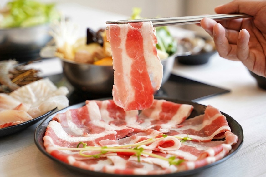 新開幕．網美大理石風平價鍋物推薦『深深蔓逸品鍋物』，異國風味湯頭多達26種選擇，自助吧應有盡有吃到飽，推薦升級三倍肉好滿足！ - 阿華田的美食日記